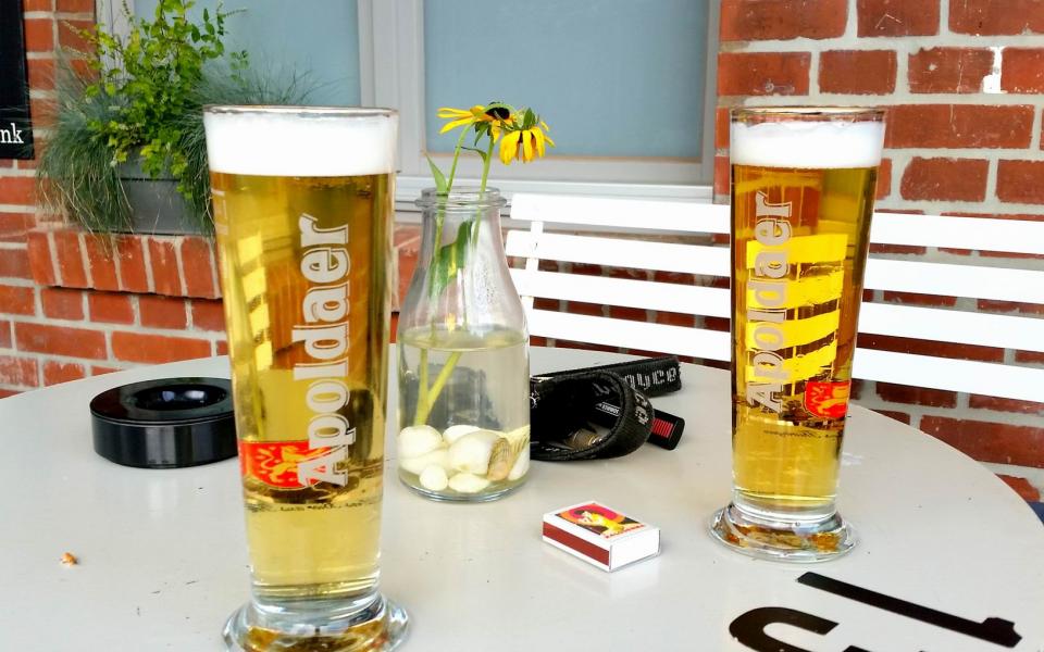 lecker Bier am Tisch 13 vorm Sonnendeck am Pfälzer Ufer trinken