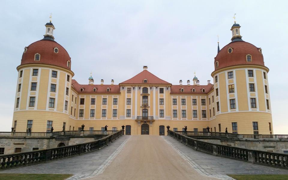 Augustzimmer standesamtliche Trauungen im Schloss Moritzburg, Schloßallee aus Moritzburg