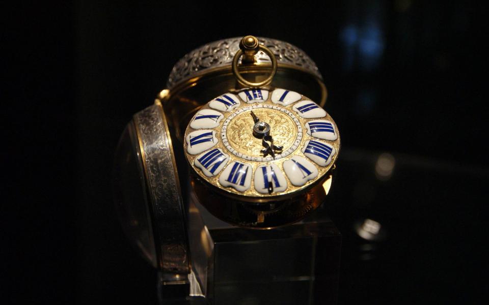schöne Taschenuhr in der Ausstellung "Wunder-Werk Taschen-Uhr" Schloss Neuenburg Bild 4