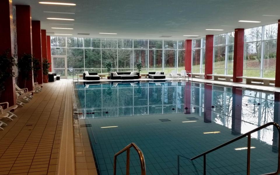 Schwimmhalle mit Ruhebereich im CAREA Residenz Hotel Harzhöhe in Hahnenklee bei Goslar 3
