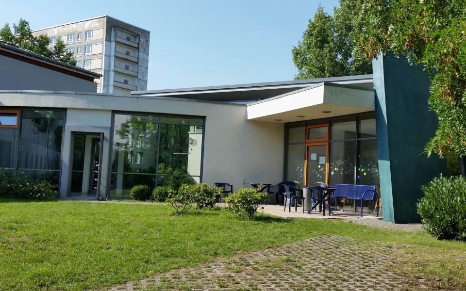 Innenhof mit Sitzplätzen der AWO Psychiatriezentrum aus Halle Neustadt Bild 2
