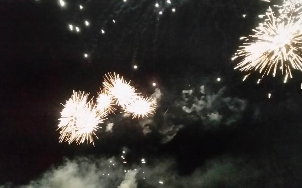 Feuerwerk beim See in Flammen am MONDSEE - Strandbad und Campingplatz aus Hohenmölsen Foto 4
