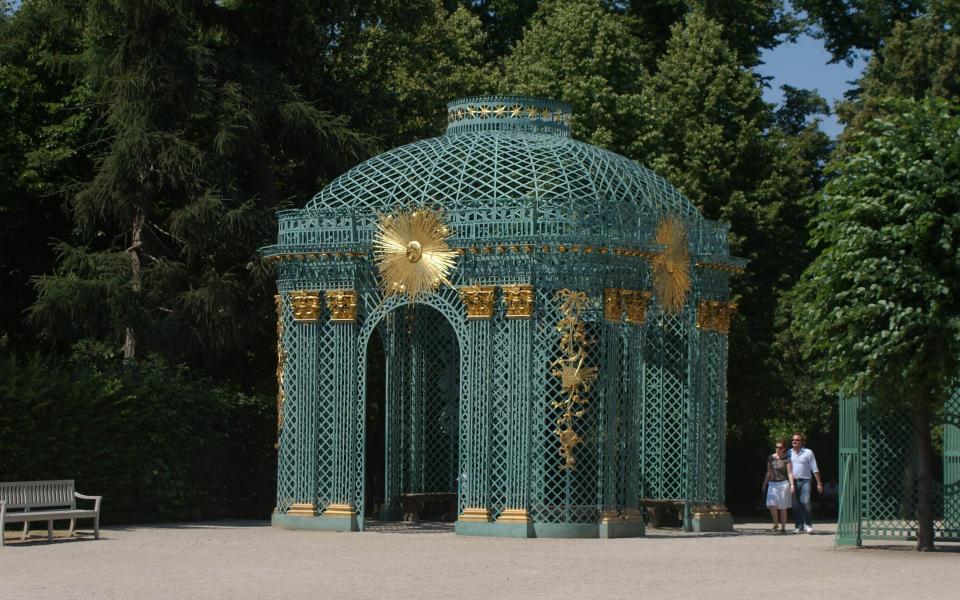 Schloss Sanssouci mit Park Anlage aus Potsdam 2