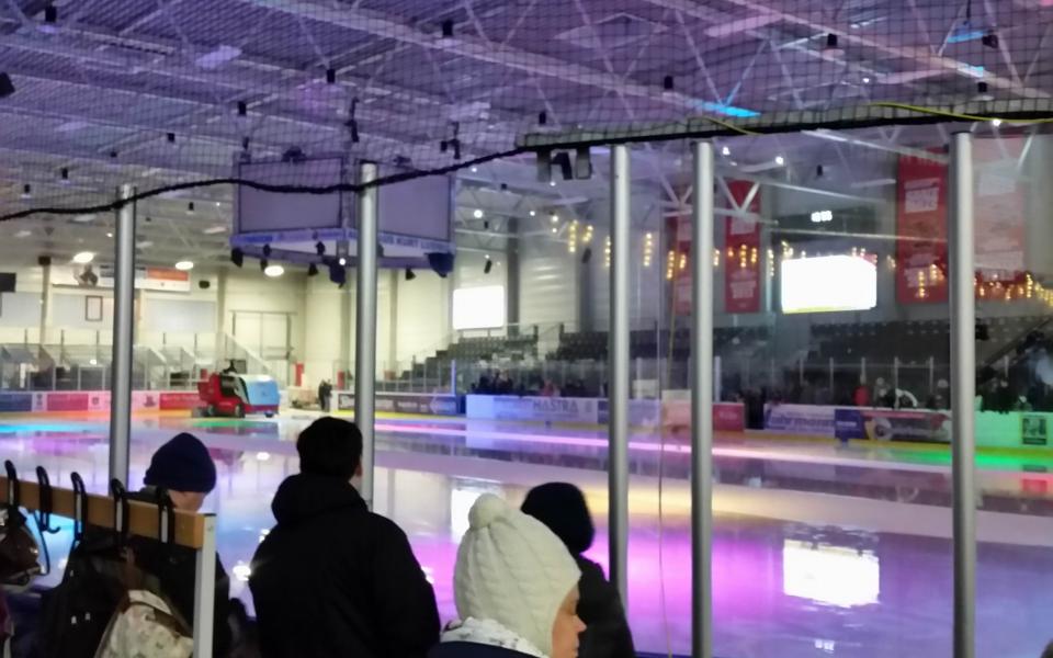 Sparkasse-Eisdom - Eisporthalle in der Selkestraße  Halle Neustadt Bild 6