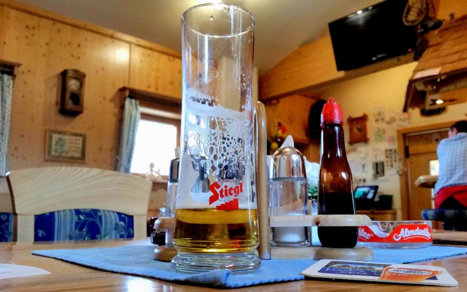 lecker Bier in der Skihütte Sonnenstüberl trinken - Schladming Rohrmoss