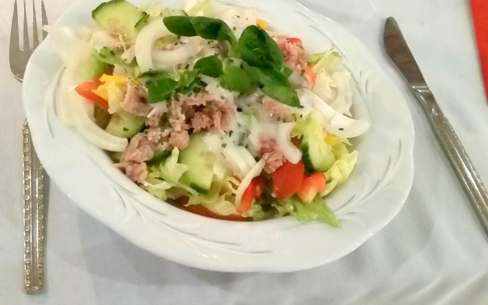 Lecker Salat gegessen im Gasthof Neumann in Hohenmölsen