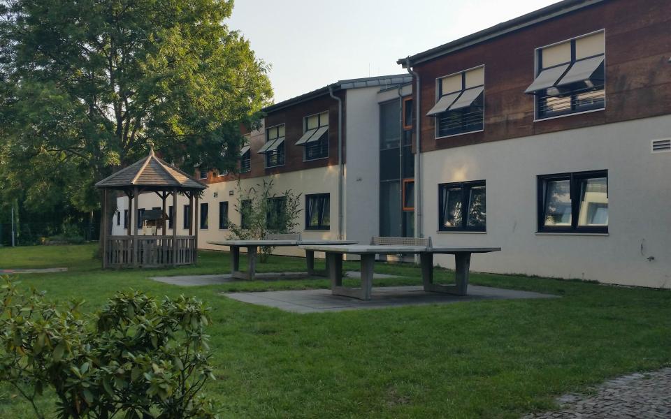 Innenhof mit Sicht auf Station 1 und 2 der AWO Psychiatriezentrum aus Halle Neustadt Bild 4
