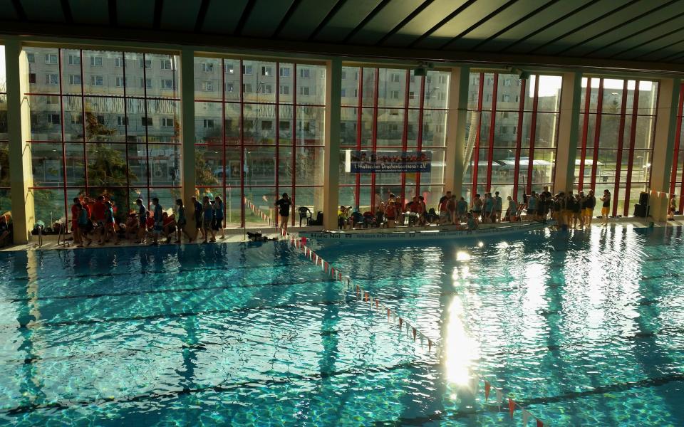 2016-02-13 Indoor Drachenbootrennen in der Schwimmhalle in Halle-Neustadt Bild 1