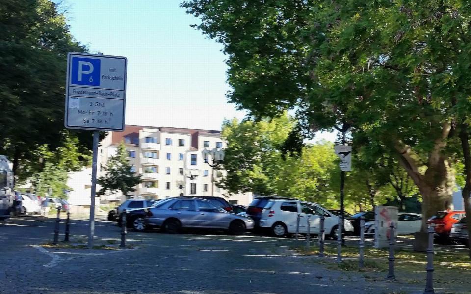 Parkplatz Friedemann-Bach-Platz aus Halle (Saale)