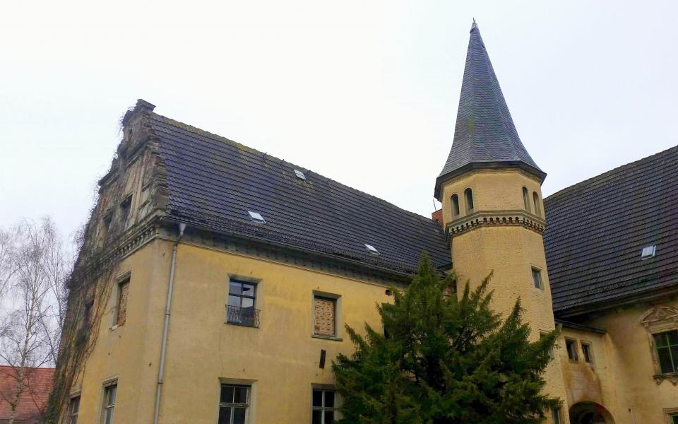 Renaissance-Schloss, Schloßplatz aus Dieskau 5