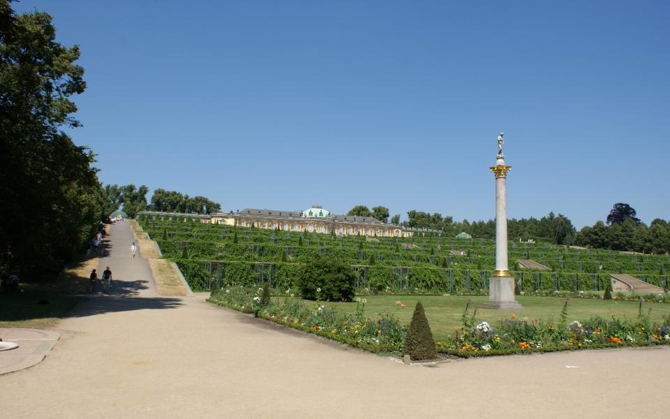 Schloss Sanssouci mit Park Anlage aus Potsdam 10