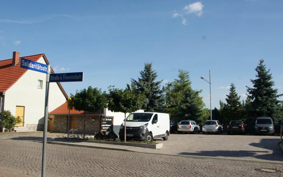 Parkplatz vorm Pension & Gasthaus "Zur Forelle" Seeburg aus Seegebiet Mansfelder Land 12