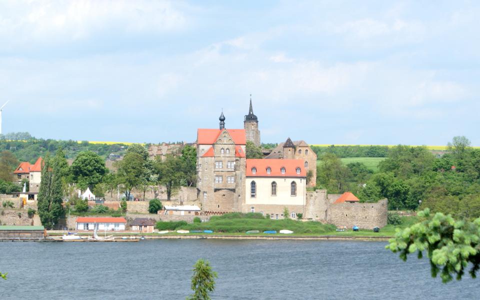 Blick auf das Schloss Seeburg im Seegebiet Mansfelder Land
