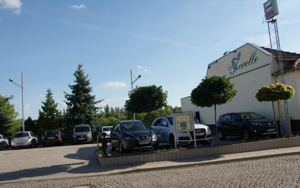 Parkplatz vorm Pension & Gasthaus "Zur Forelle" Seeburg aus Seegebiet Mansfelder Land 13