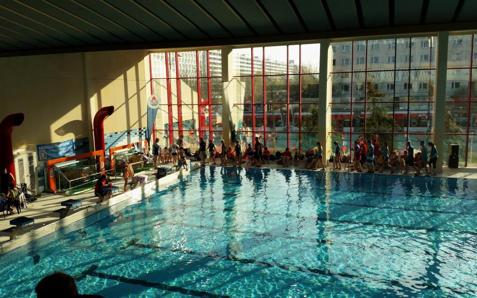2016-02-13 Indoor Drachenbootrennen in der Schwimmhalle in Halle-Neustadt Bild 2