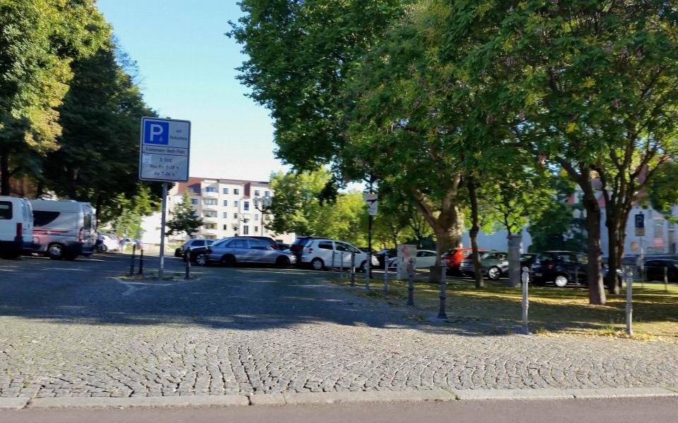 Der Parkplatz am Friedemann-Bach-Platz an der Moritzburg von Halle (Saale)