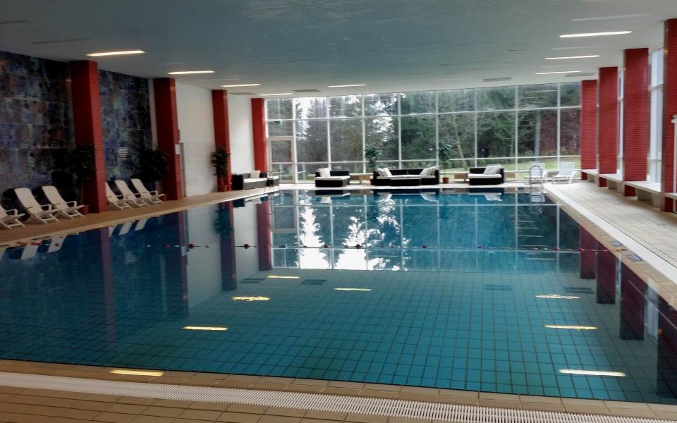 Schwimmhalle mit Ruhebereich im CAREA Residenz Hotel Harzhöhe in Hahnenklee bei Goslar  5