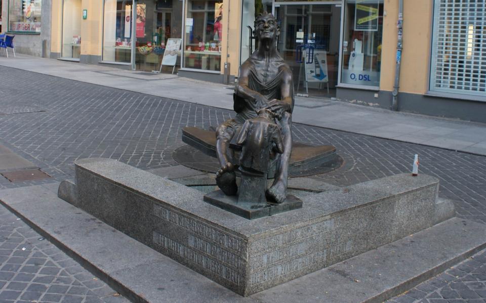 Denkmal  Zither-Reinhold (Reinhold Lohse) - Brunnen Leipziger Straße am Boulevard  in Halle (Saale) 7