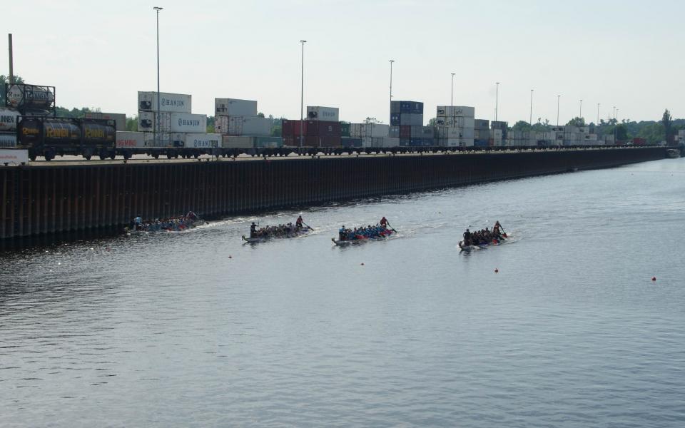 Drachenbootrennen Wettkampf Saale Hafen Trotha aus Halle (Saale) 16