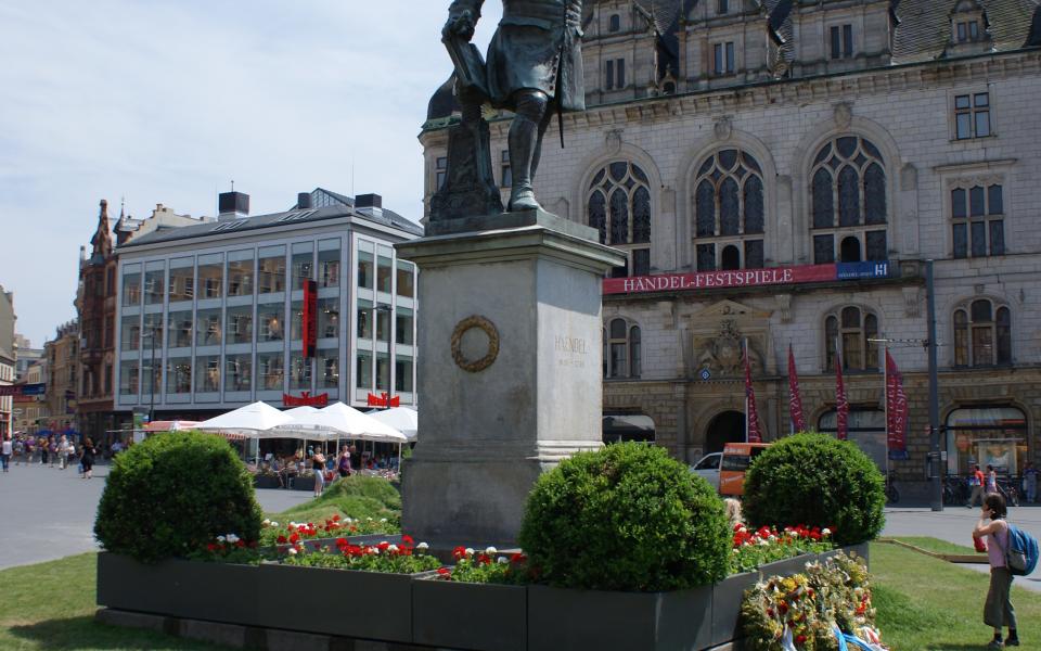 Händel-Denkmal auf dem Markplatz Front