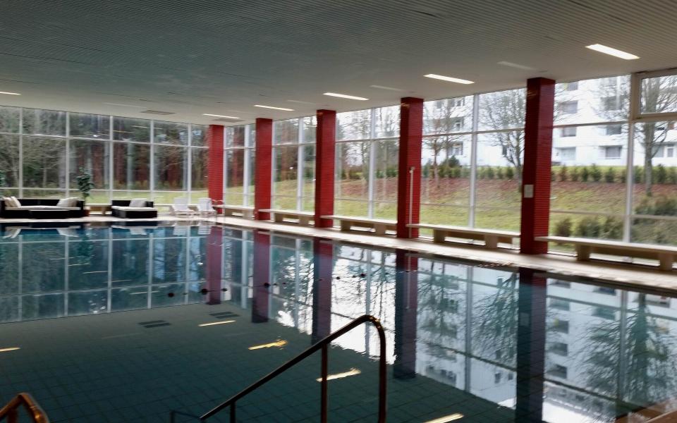 Schwimmhalle mit Ruhebereich im CAREA Residenz Hotel Harzhöhe in Hahnenklee bei Goslar 4