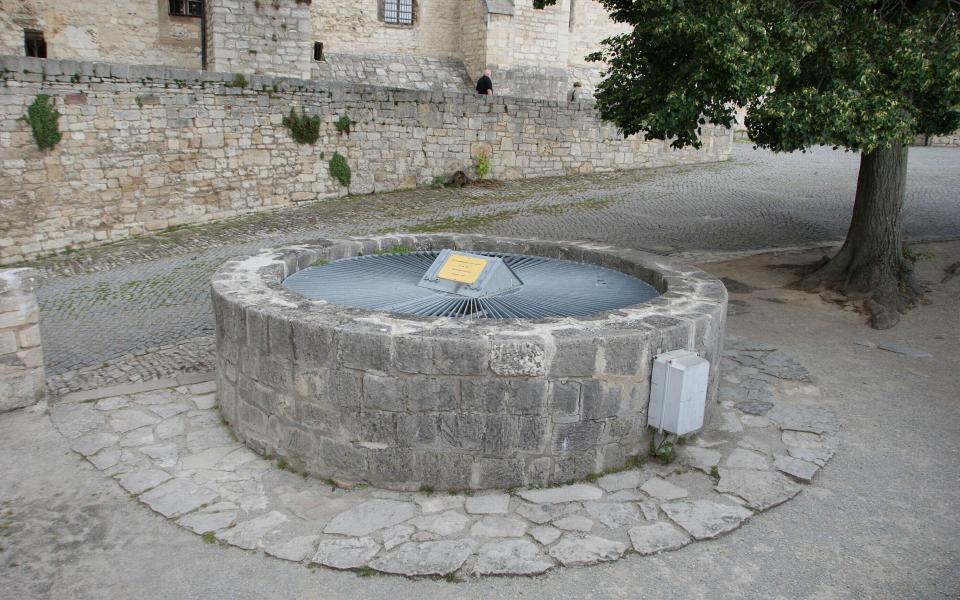 102,40 Meter Brunnen vom Schloss Neuenburg - Freyburg (Unstrut) aus Freyburg (Unstrut)