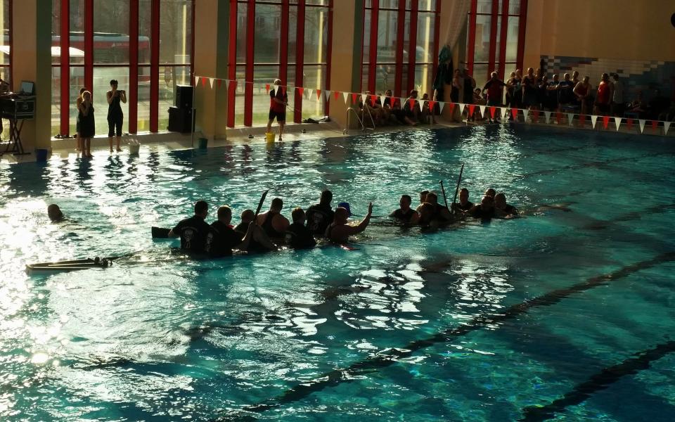 2016-02-13 Indoor Drachenbootrennen in der Schwimmhalle in Halle-Neustadt Bild 9