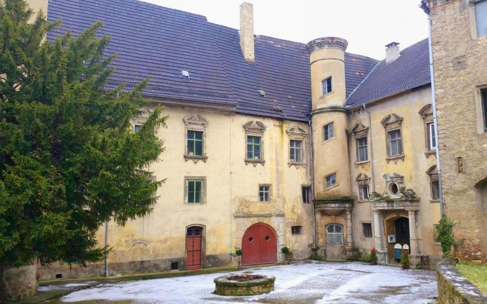 Renaissance-Schloss, Schloßplatz aus Dieskau 3