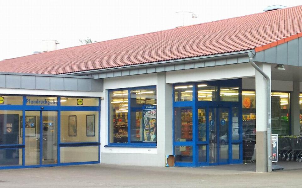 Flaschenanahme vorm Lidl Supermarkt  - Böllberger Weg aus Halle (Saale)