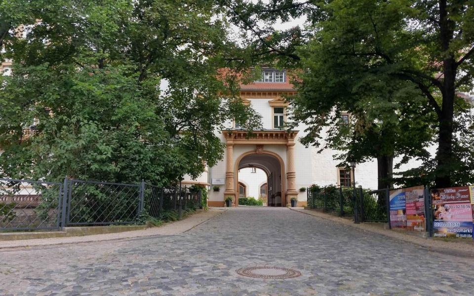 Eingang zum Schloss in Schkopau