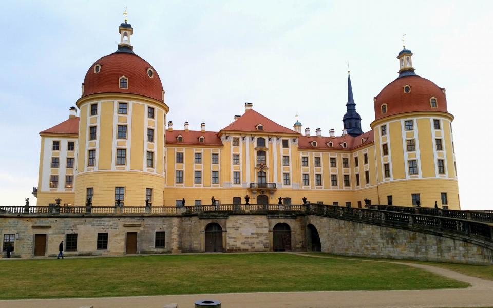 Führungen durch das Fasanenschlösschen auf Schloss Moritzburg, Schloßallee aus Moritzburg