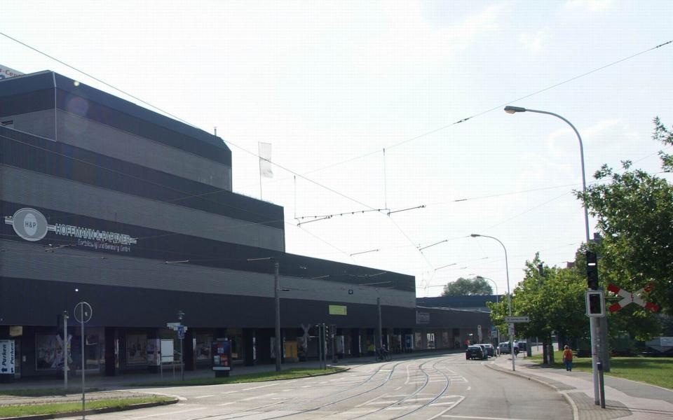 Parken vorm Wohn-Centrum Lührmann aus Halle (Saale)