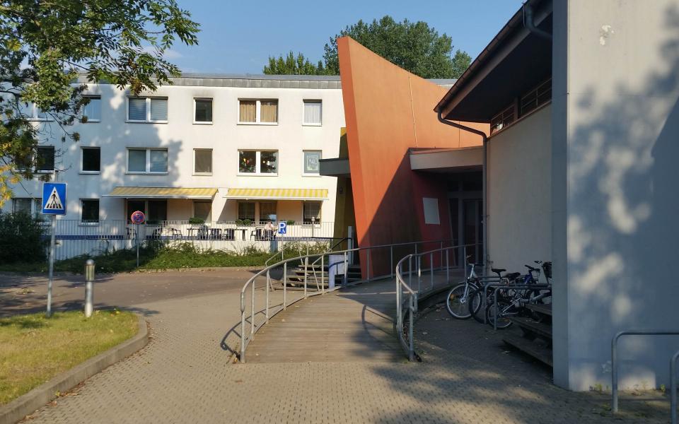 Eingang des AWO Psychiatriezentrum aus Halle Neustadt Bild 1