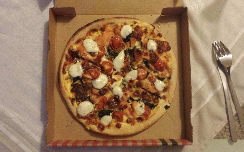 leckere Livarna Pizza mit Lachs von der Hollys Pizza aus Halle (Saale)