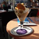 leckeren Amaretto Becher essen vorm Eiscafé Rialto am Marktplatz in Halle (Saale)