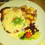 lecker Schnitzel mit Gorgonzola Käse und Bratkartoffeln im Evergreen - Paulusviertel in Halle (Saale)